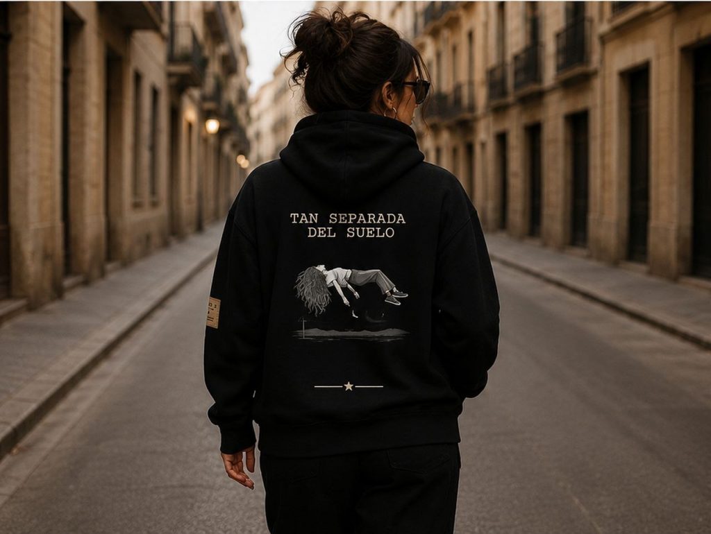 Sudadera Lado B Tan separada del suelo puesta de espalda
