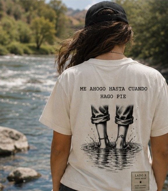 Camiseta Lado B Ruido, guitarras y aire puesta espalda